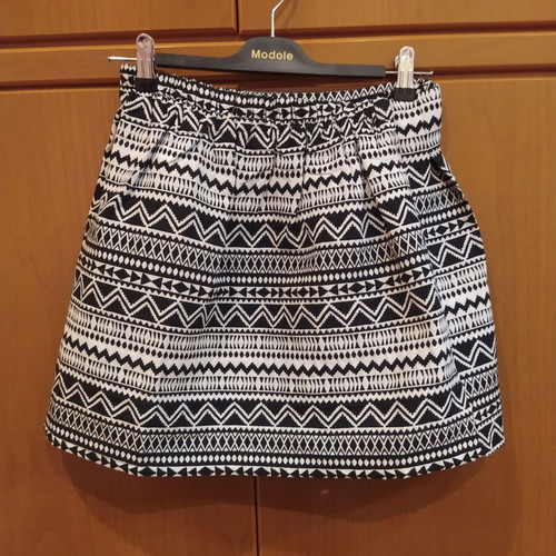Jennifer skirt like new, black and white
