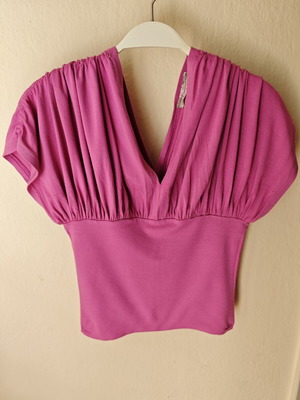 Figaro top like new, elastic with unique fuchsia-purple color