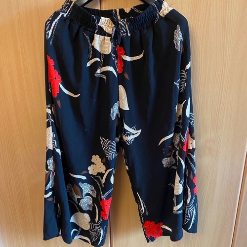 Floral zip culottes used with elastic waist and pockets