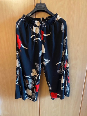 Floral zip culottes used with elastic waist and pockets