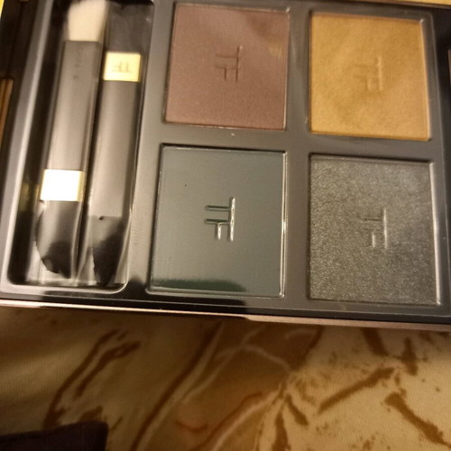Eyeshadow palette new with brushes and velvet case Tomorrow