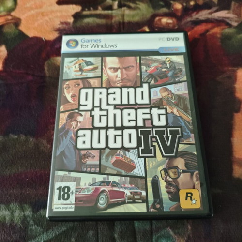Grand Theft Auto IV PC game with map and book