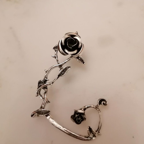 Gothic earring like new, covers entire ear