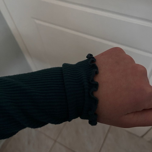 Long-sleeve top dark green like new with nice details