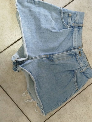 Pull & Bear high-waisted denim shorts like new, blue with pleats and frayed edges
