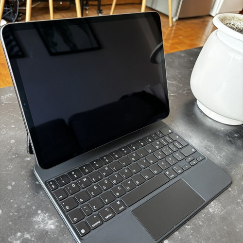 Apple iPad Pro 11” (2018) 64GB Wi-Fi with Magic Keyboard like new