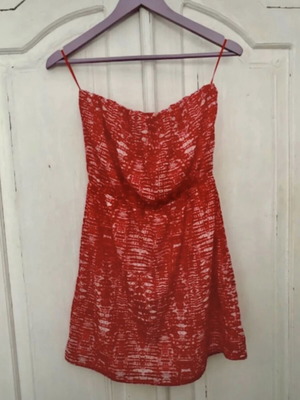 Strapless Φορεματάκι Bershka σε άψογη κατάσταση, μέγεθος Large, λευκό-κόκκινο