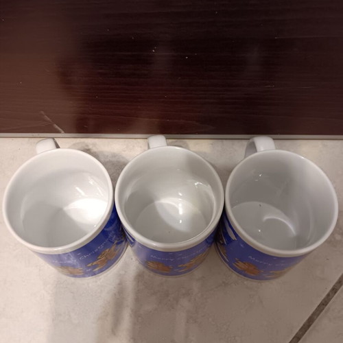 Set of 3 Christmas mugs like new