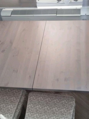Ανοιγόμενη τραπεζαρία με 4 καρέκλες και διθέσιο παγκάκι, σαν καινούρια
