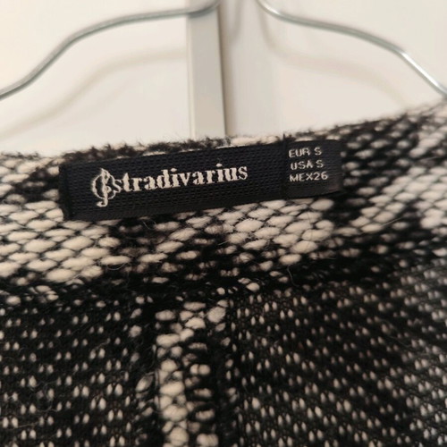 Light Stradivarius coat like new, black and white