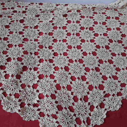 Round crocheted tablecloth used, 140 cm