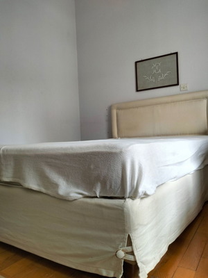 Ημίδιπλο κρεβάτι μεταχειρισμένο με υφασμάτινο κεφαλάρι και ξύλινα πόδια