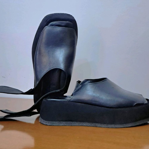 1725.a leather platform sandals like new, black, size 38
