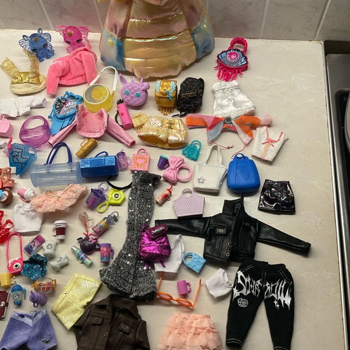 Rainbow High doll clothes like new with many accessories