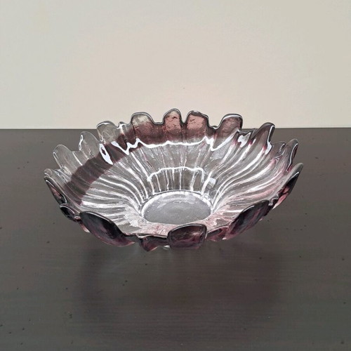 Glass fruit bowl with two-tone design like new