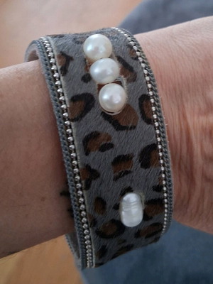 Leather bracelet leopar print like new with magnetic clasp and pearls