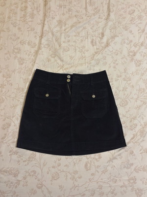 Black corduroy skirt like new with pockets, size S