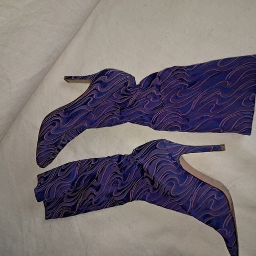 Italian women's elastic knee-high boots in purple shades like new