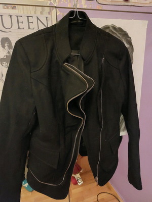 Shell jacket black like new, size S, 56% wool