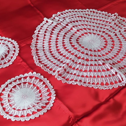 Handmade round table linen set with two napkins like new