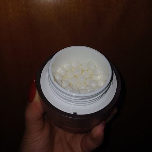 Night cream used with active ingredients for acne and wrinkles