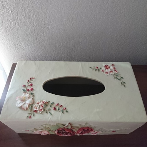 Tissue box like new with embossed flowers 27×10