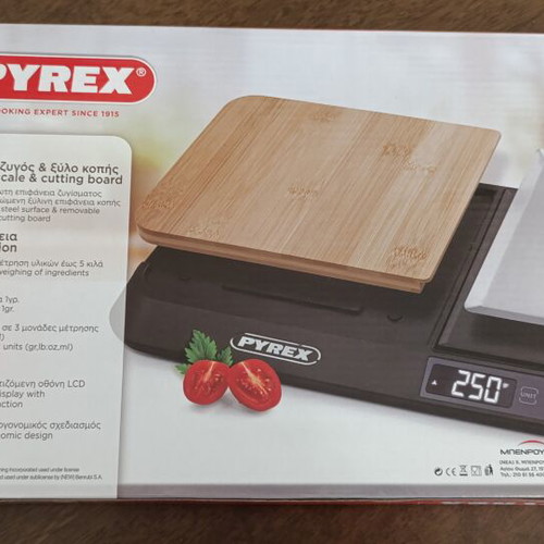 Pyrex kitchen scale and cutting board set unused