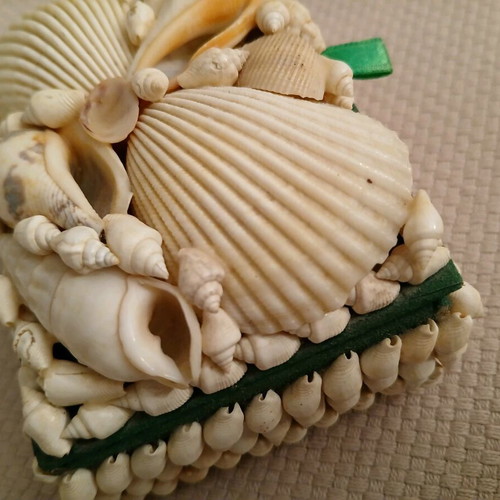 Vintage jewelry box decorative with shells like new
