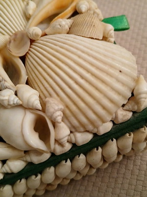 Vintage jewelry box decorative with shells like new