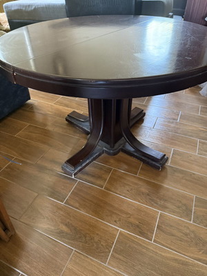 Round dining table used, 1.15m diameter, extendable to 1.61m