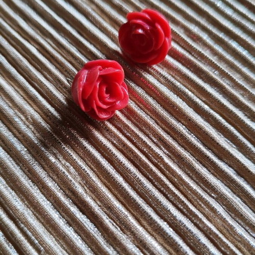 Rose stud earrings like new, pink
