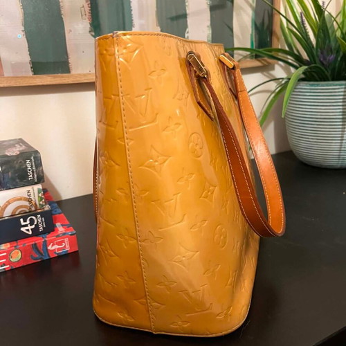 Louis Vuitton patent leather handbag like new, yellow gold