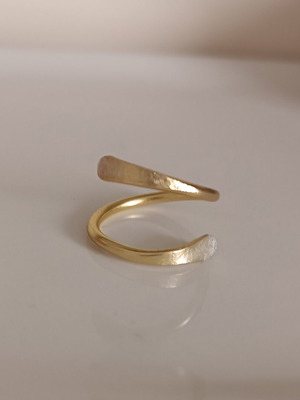 Ring with hammered edges made to order, gold-colored
