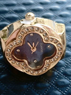 Four-leaf ring like new with quartz watch, blue dial and crystals