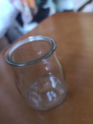 Γυάλινο βαζάκι σαν καινούργιο, σχετικά χοντρό γυαλί, διάμετρος στομίου 5cm