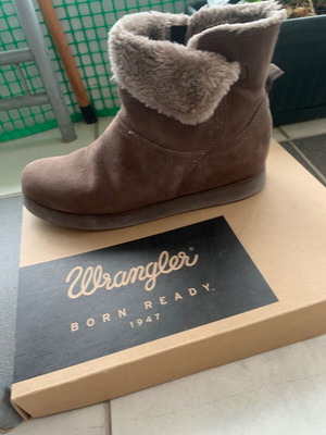 Μποτάκι Wrangler σαν καινούργιο, καφέ με γούνα εσωτερικά