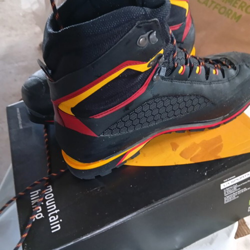 La Sportiva Trango Tower Extreme GTX hiking boots size 44, black yellow