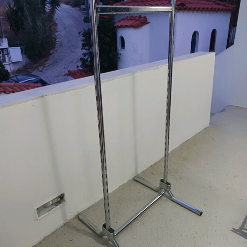 Metal clothes rack like new, very sturdy construction