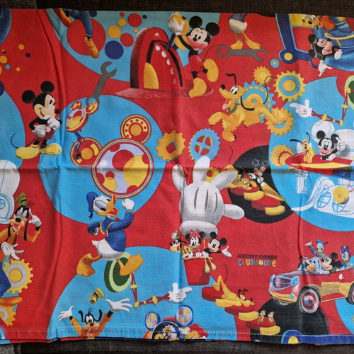 Baby crib sheet with Mickey like new, with pillowcase