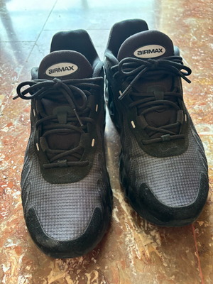 Air Max DN8 Nike νούμερο 44 σαν καινούργιο, μαύρο αθλητικό παπούτσι
