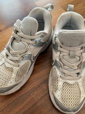 Nike athletic shoes size 33 like new, white with elastic laces