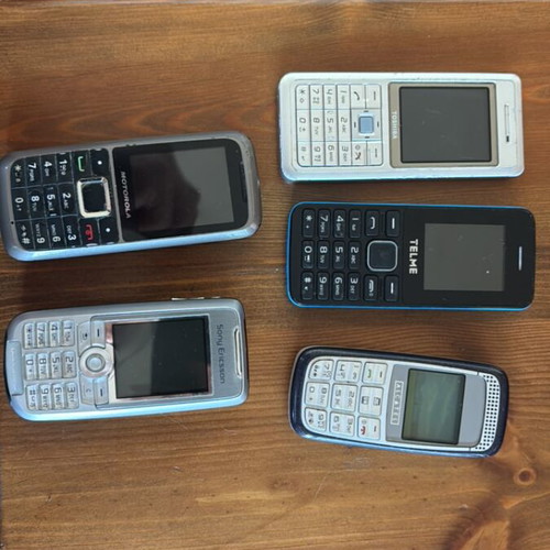 Set of 5 button phones like new