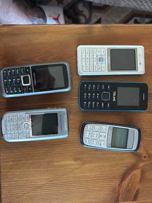 Set of 5 button phones like new