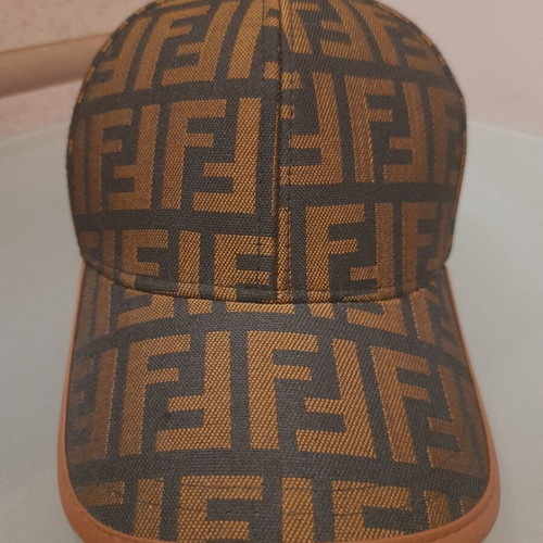 Hat like new, adjustable size, black and brown