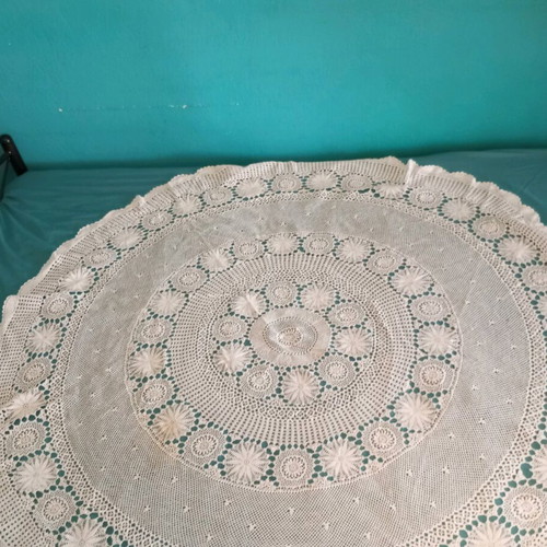 Handmade crochet round tablecloth 1.5 meter like new