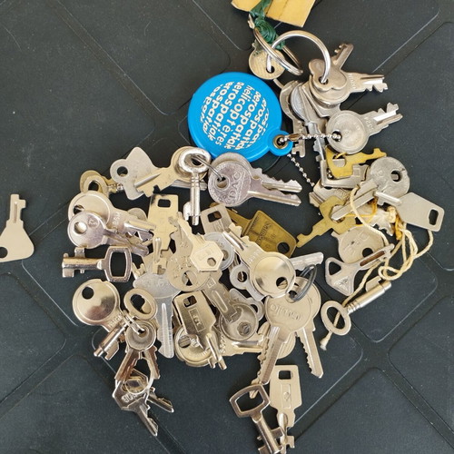 Vintage small keys like new, pack of 60 pieces