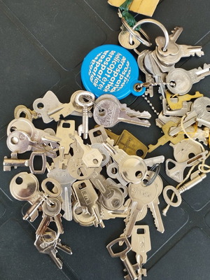 Vintage small keys like new, pack of 60 pieces