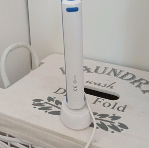 ηλεκτρική οδοντόβουρτσα oral b με φορτιστή