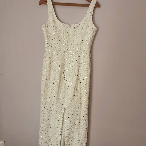 White dress like new, midi length to the calf, medium size