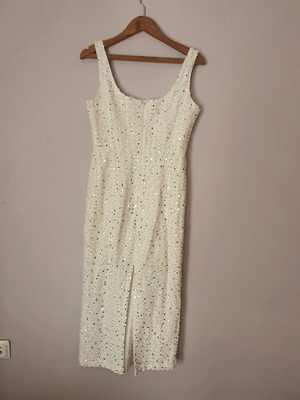 White dress like new, midi length to the calf, medium size